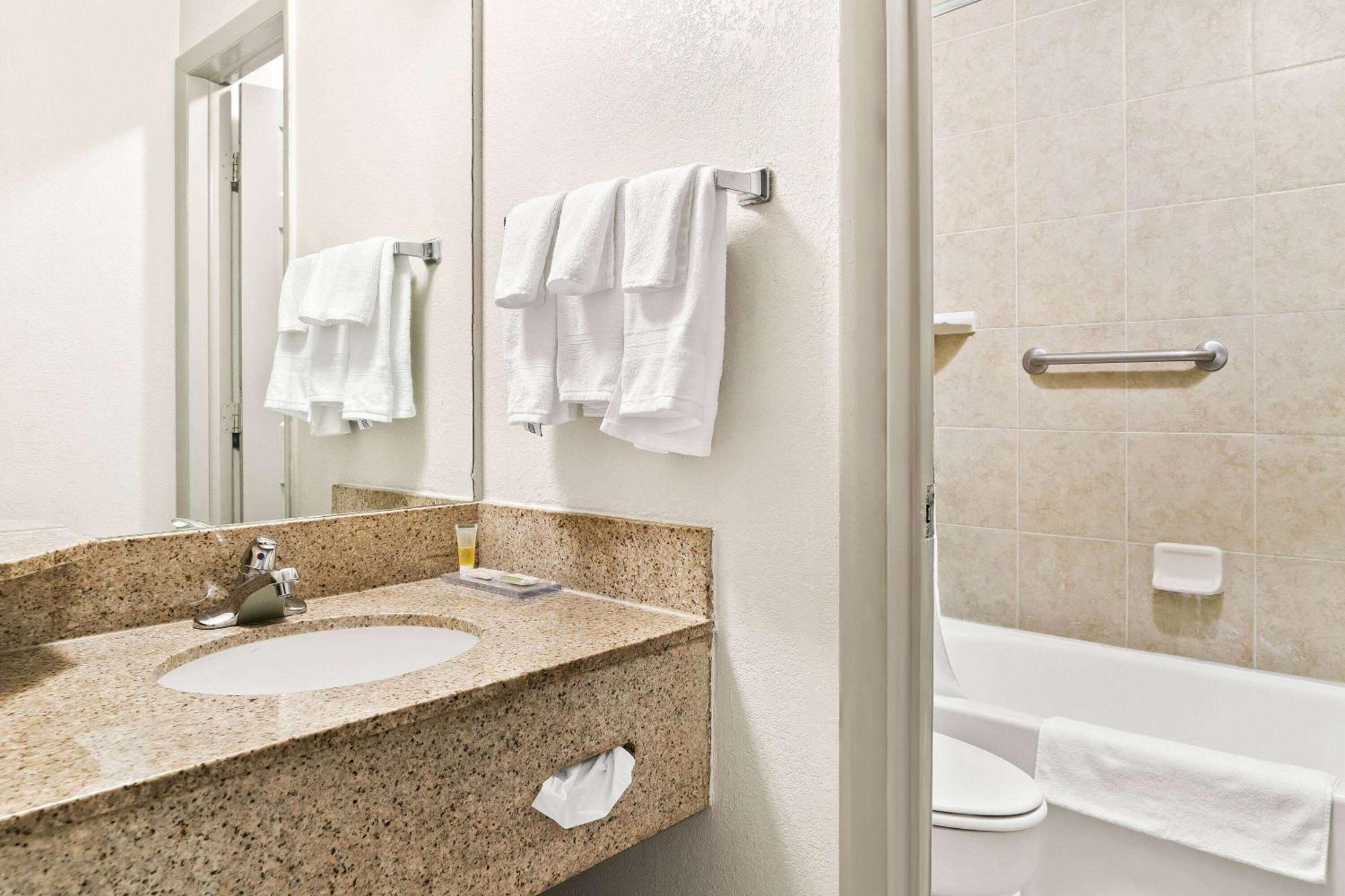 Days Inn & Suites By Wyndham Воррен Екстер'єр фото